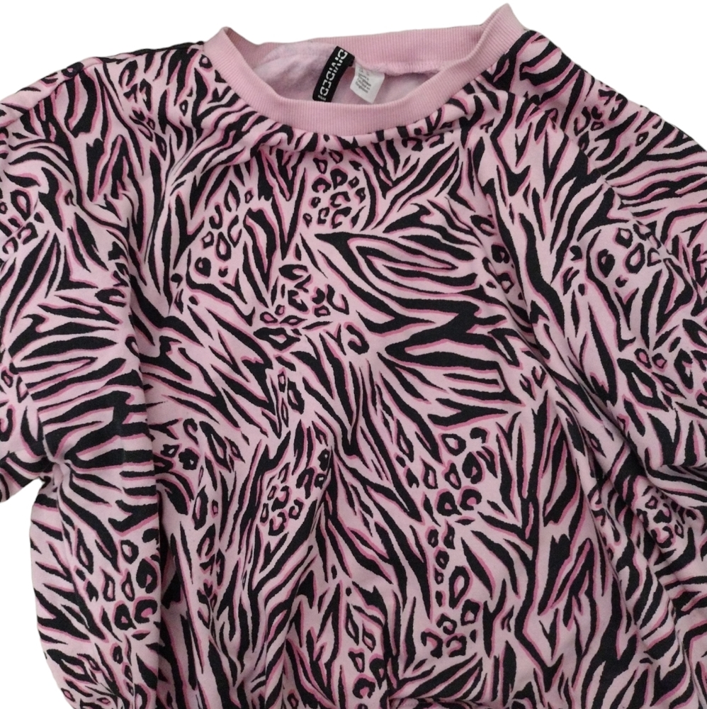 DIVIDED by H and M Animal Print Pink Cropped Lightly lined T-shirt.